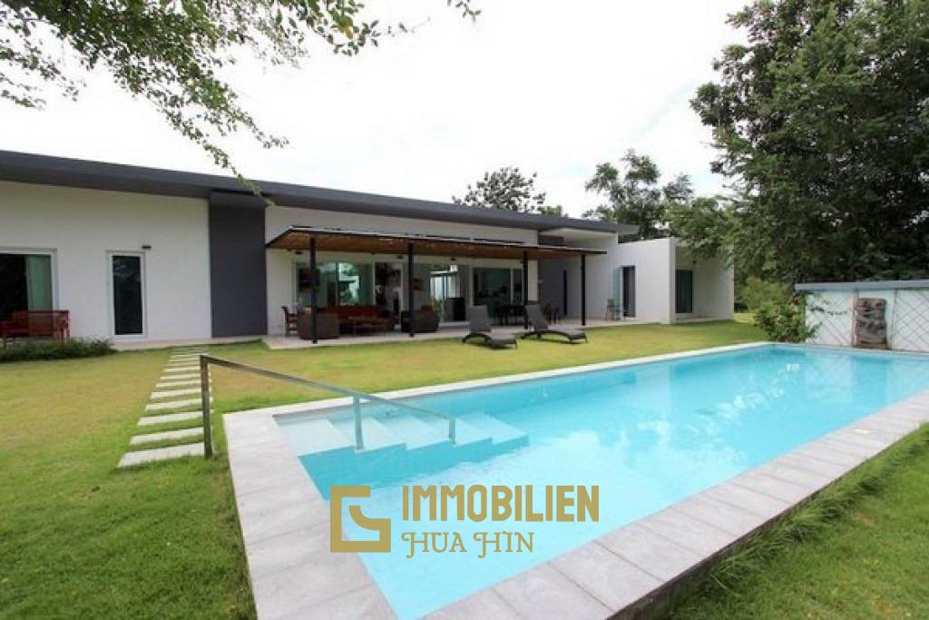 Solide, moderne 4 Schlafzimmer Pool Villa