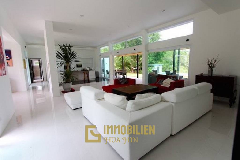 Well-built Modern 4 Bed Pool Villa