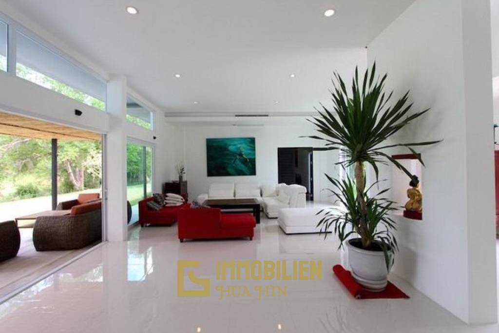 Well-built Modern 4 Bed Pool Villa