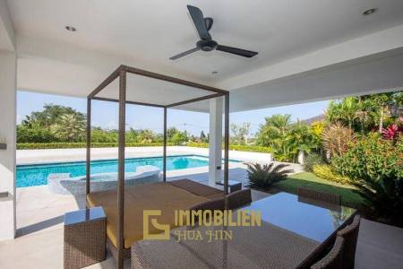 Moderne 6 Schlafzimmer Pool Villa auf großem Grundstück