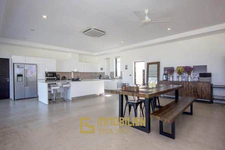 Moderne 6 Schlafzimmer Pool Villa auf großem Grundstück