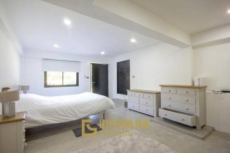 Moderne 6 Schlafzimmer Pool Villa auf großem Grundstück