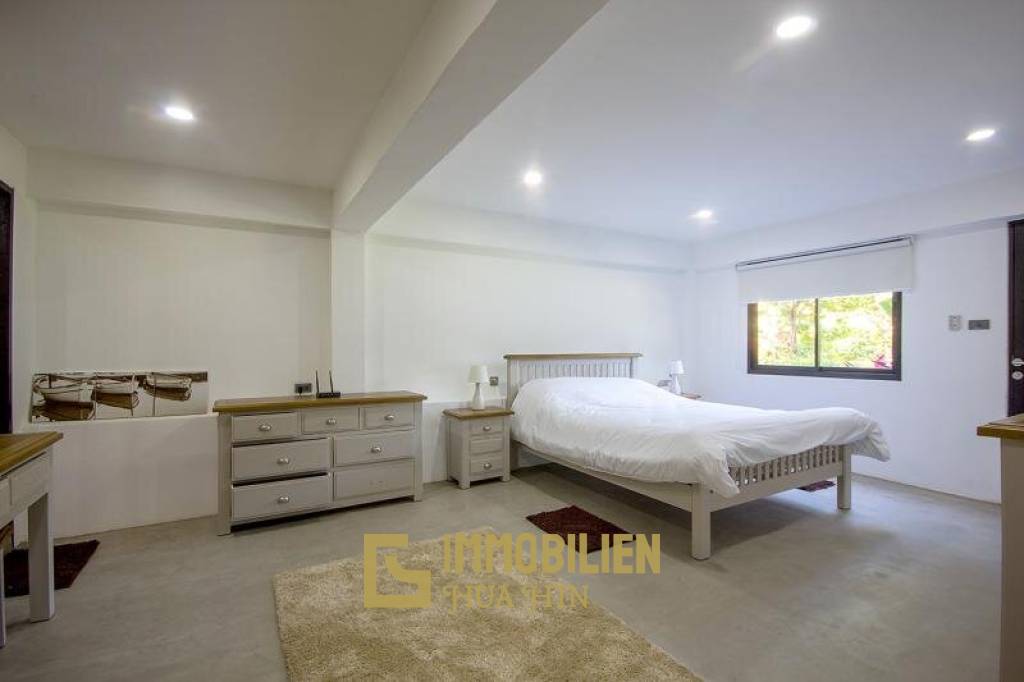 Moderne 6 Schlafzimmer Pool Villa auf großem Grundstück