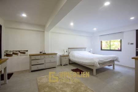Moderne 6 Schlafzimmer Pool Villa auf großem Grundstück