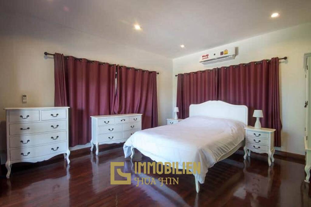 Moderne 6 Schlafzimmer Pool Villa auf großem Grundstück