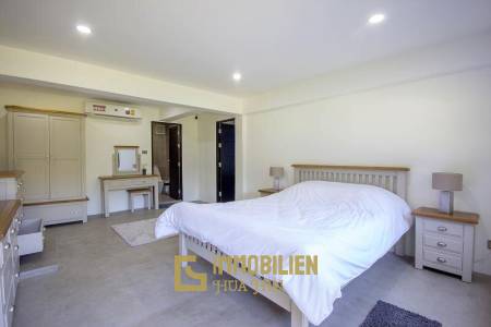 Moderne 6 Schlafzimmer Pool Villa auf großem Grundstück