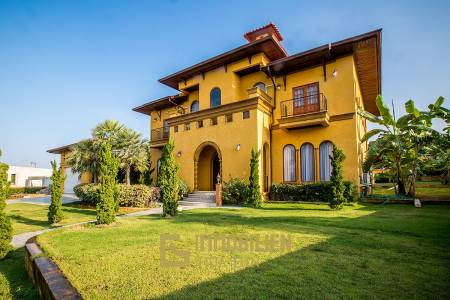 Große Pool Villa im toskanischen Stil in Stadtnähe