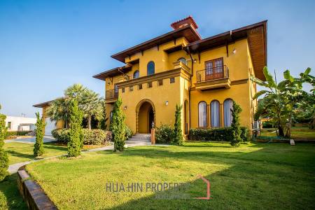 Large Tuscan Designed Pool Villa Close to Town