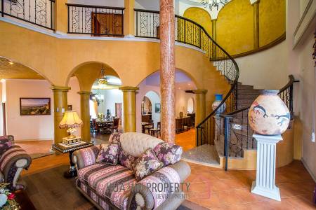 Large Tuscan Designed Pool Villa Close to Town