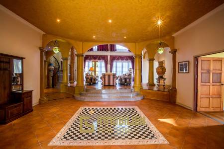 Große Pool Villa im toskanischen Stil in Stadtnähe