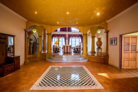 Large Tuscan Designed Pool Villa Close to Town