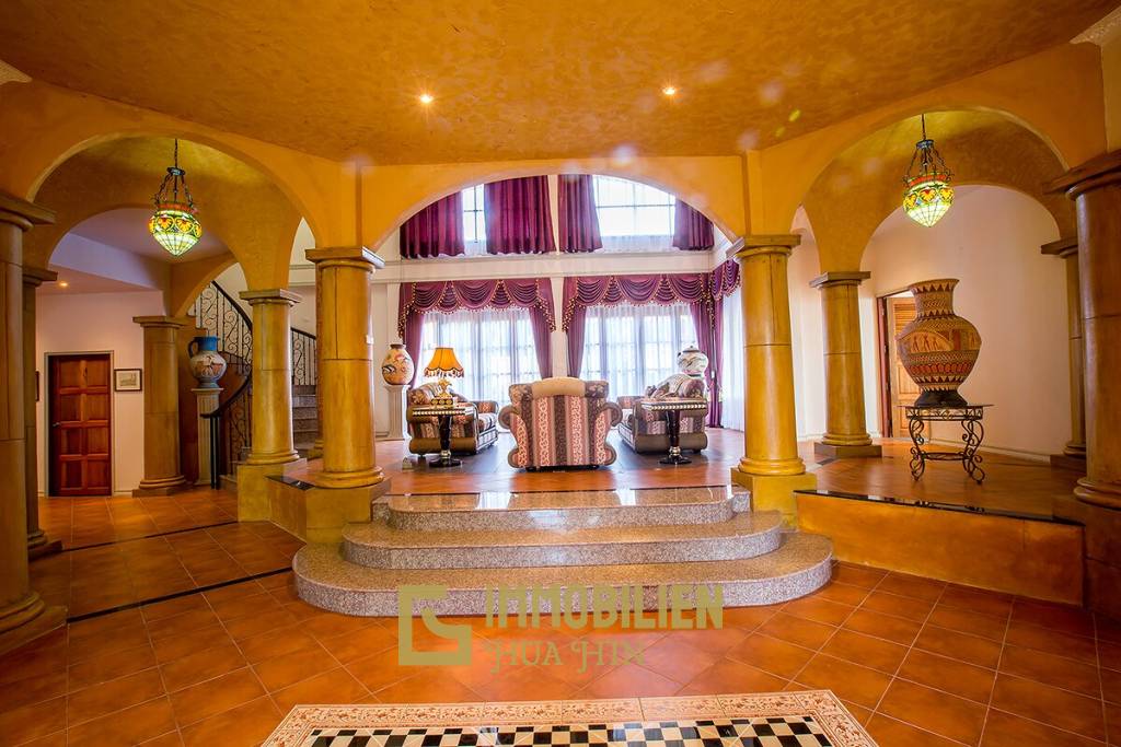 Große Pool Villa im toskanischen Stil in Stadtnähe