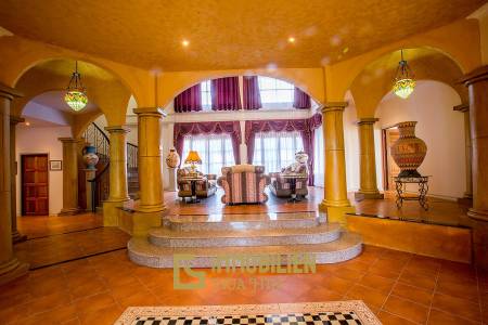 Große Pool Villa im toskanischen Stil in Stadtnähe