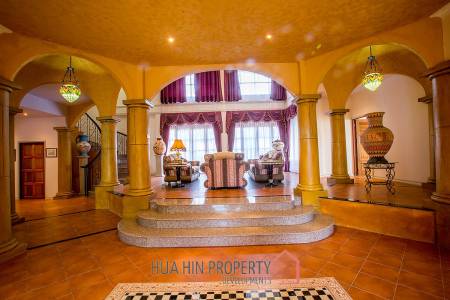Large Tuscan Designed Pool Villa Close to Town