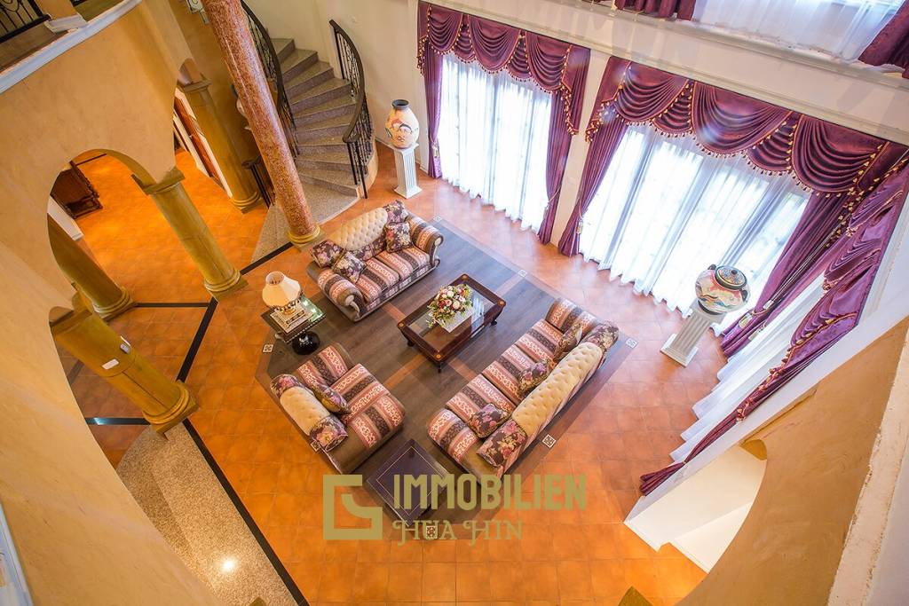 Große Pool Villa im toskanischen Stil in Stadtnähe