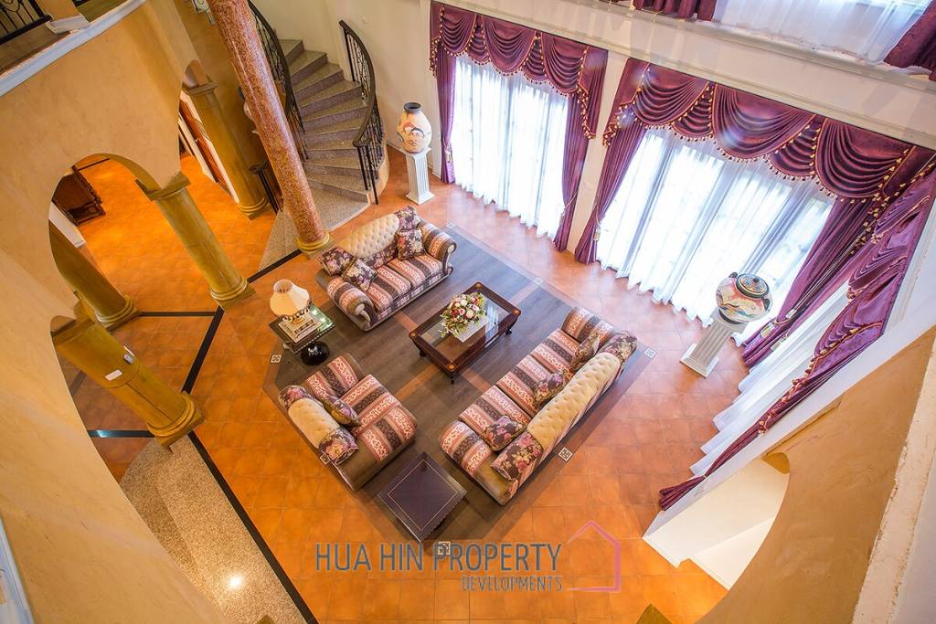 Large Tuscan Designed Pool Villa Close to Town