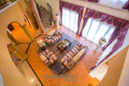 Large Tuscan Designed Pool Villa Close to Town
