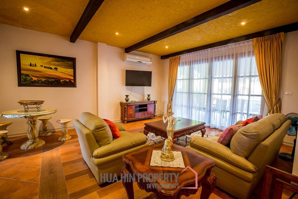 Large Tuscan Designed Pool Villa Close to Town