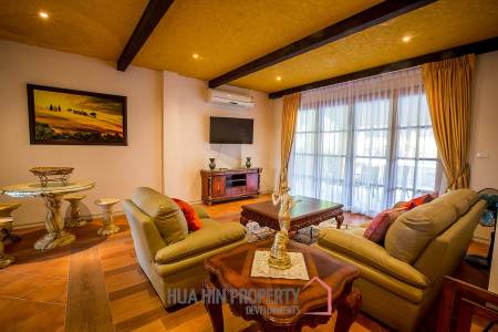 Large Tuscan Designed Pool Villa Close to Town