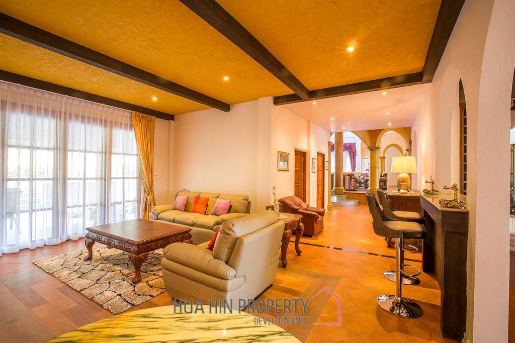 Large Tuscan Designed Pool Villa Close to Town