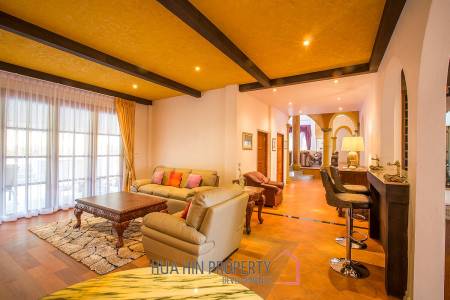 Large Tuscan Designed Pool Villa Close to Town