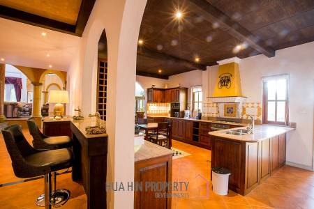 Large Tuscan Designed Pool Villa Close to Town