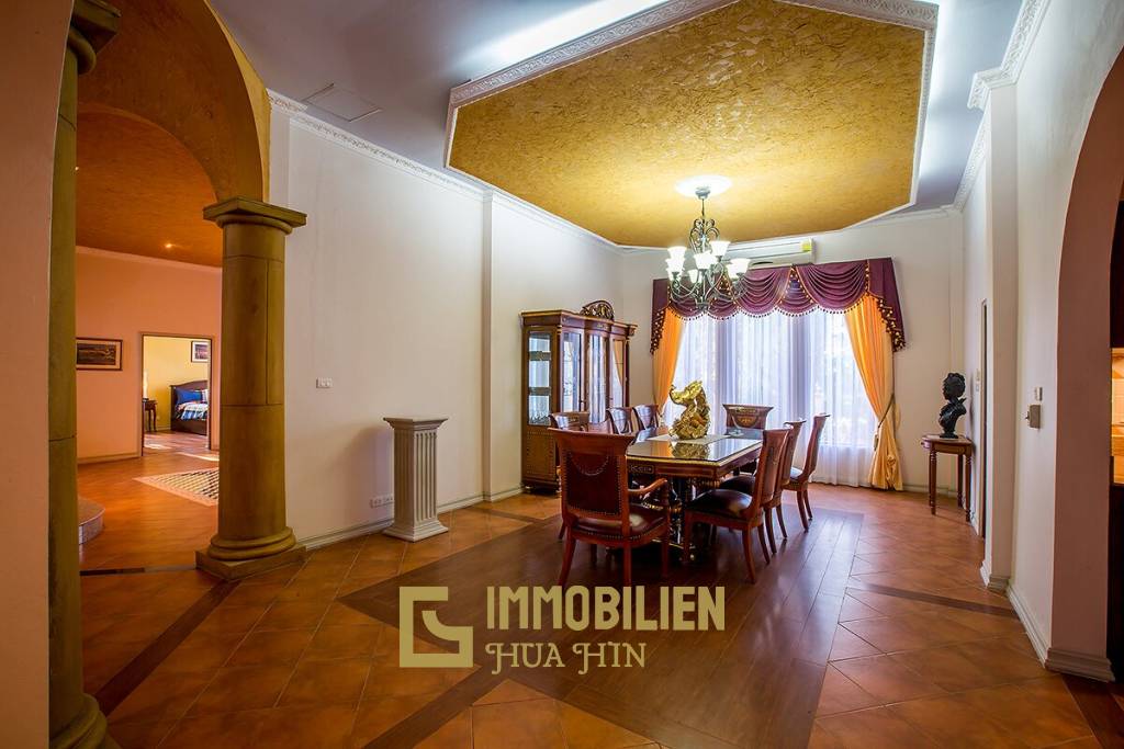 Große Pool Villa im toskanischen Stil in Stadtnähe