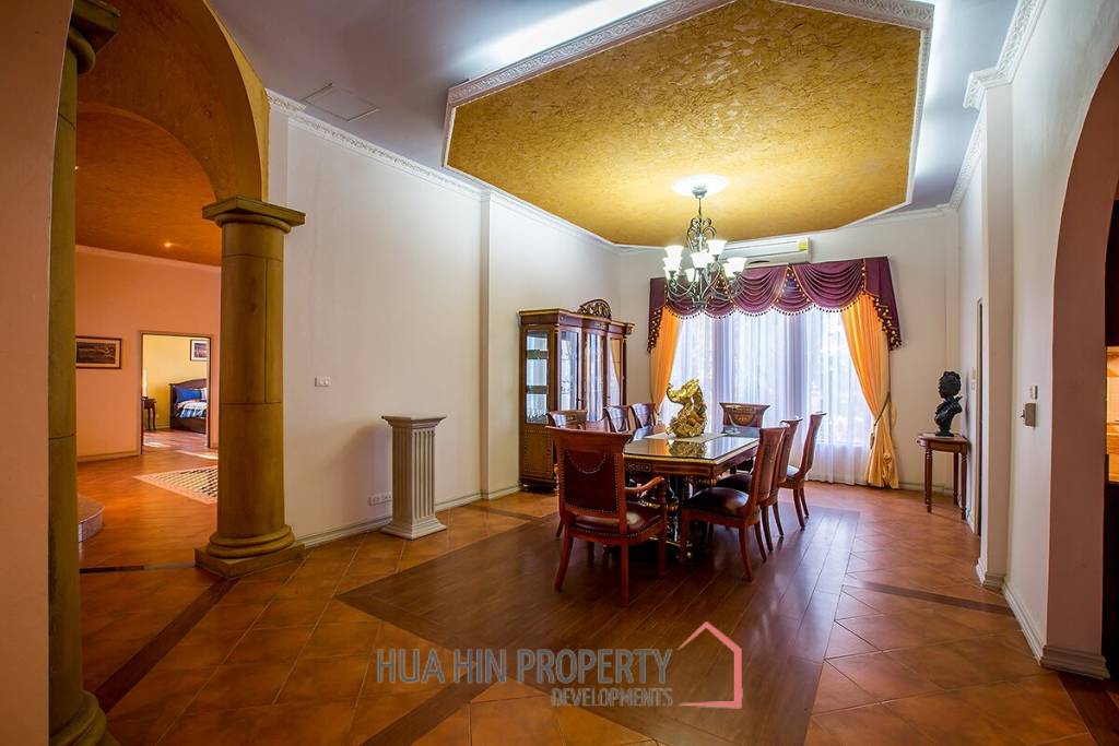 Large Tuscan Designed Pool Villa Close to Town