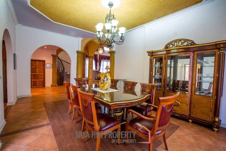 Large Tuscan Designed Pool Villa Close to Town