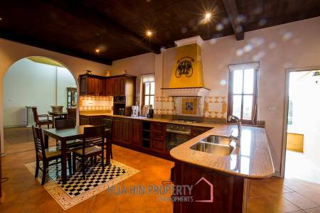 Large Tuscan Designed Pool Villa Close to Town