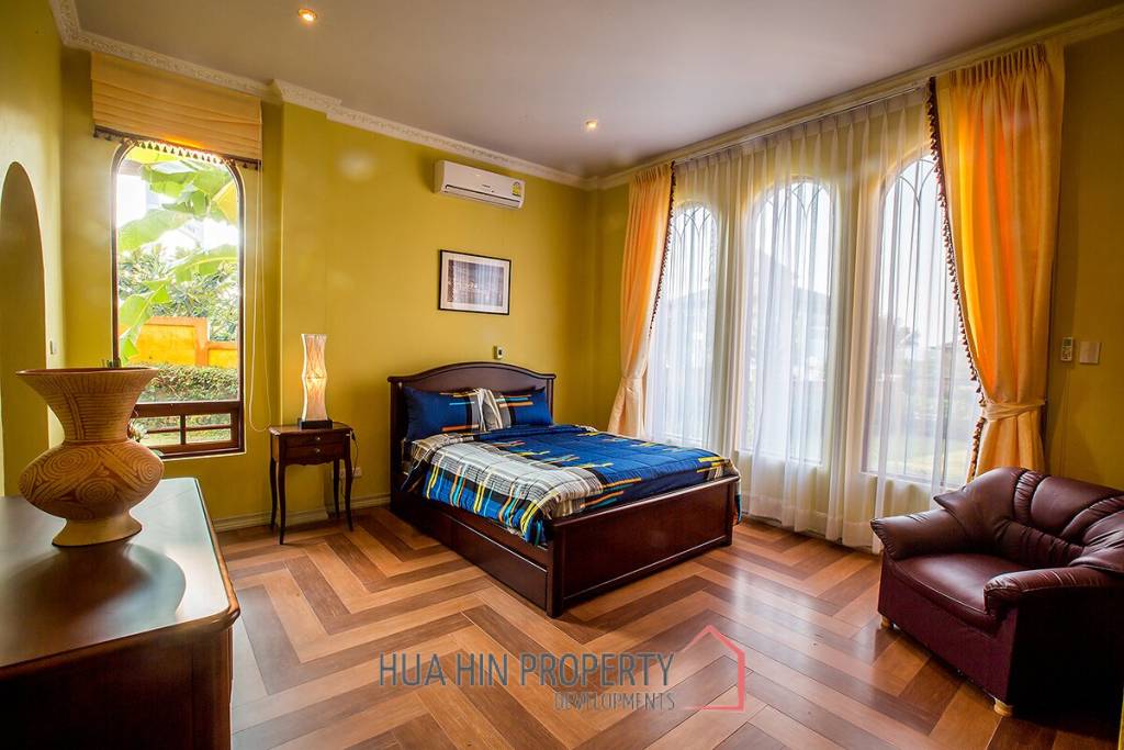 Large Tuscan Designed Pool Villa Close to Town