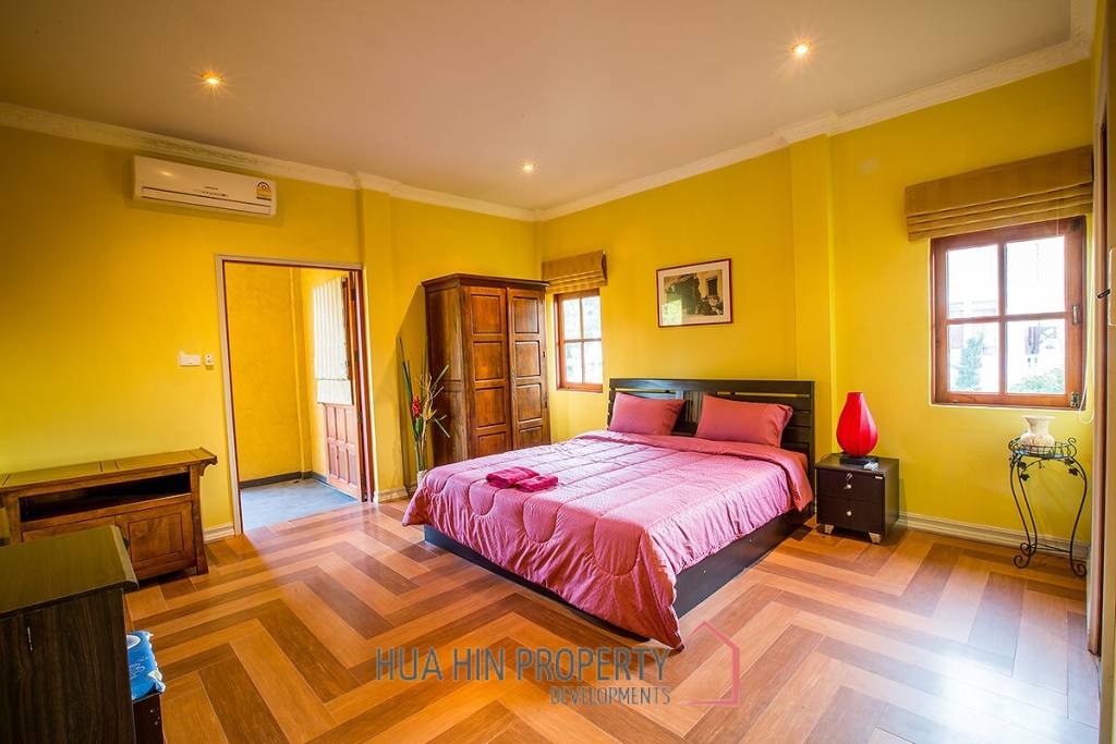 Large Tuscan Designed Pool Villa Close to Town