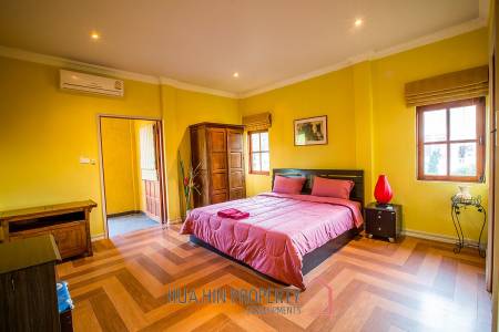 Large Tuscan Designed Pool Villa Close to Town