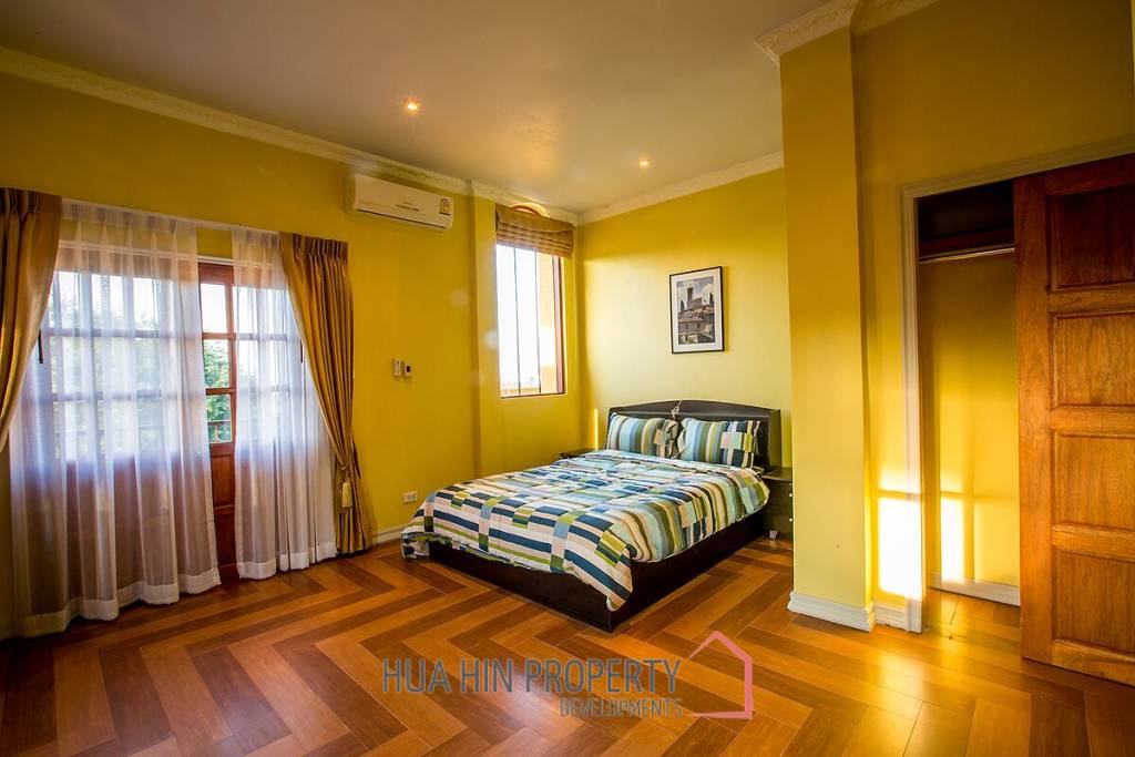 Large Tuscan Designed Pool Villa Close to Town