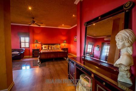 Large Tuscan Designed Pool Villa Close to Town
