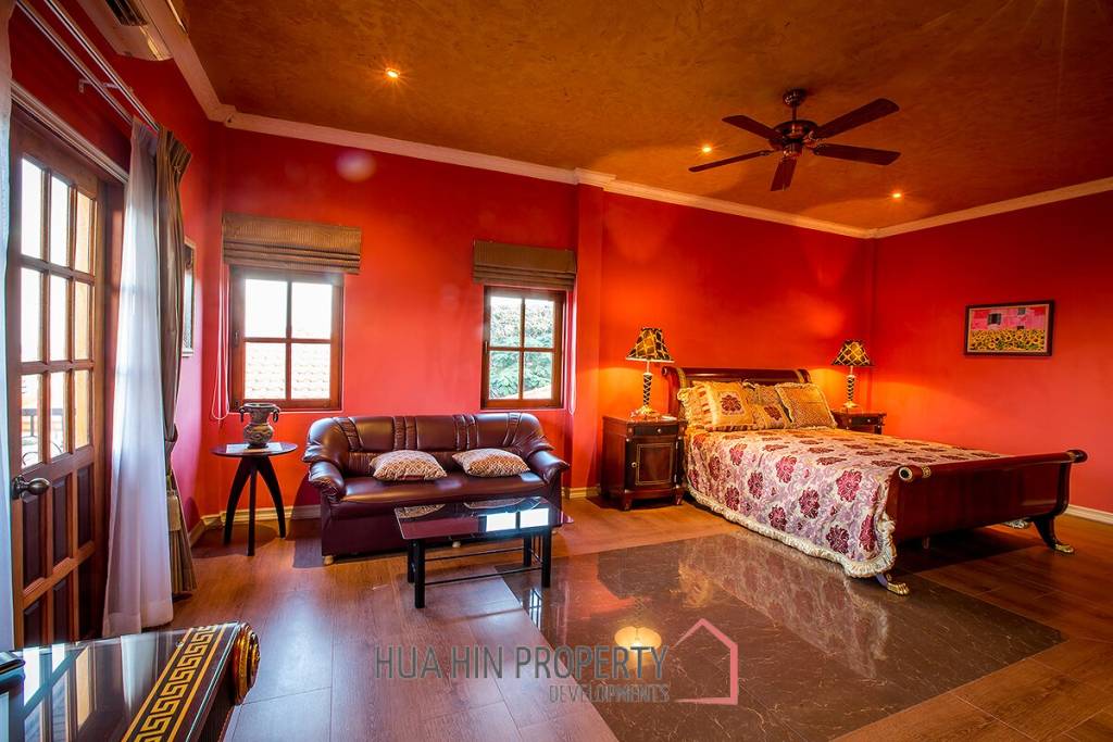 Large Tuscan Designed Pool Villa Close to Town