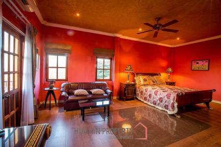 Large Tuscan Designed Pool Villa Close to Town
