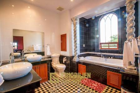 Große Pool Villa im toskanischen Stil in Stadtnähe