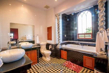 Large Tuscan Designed Pool Villa Close to Town