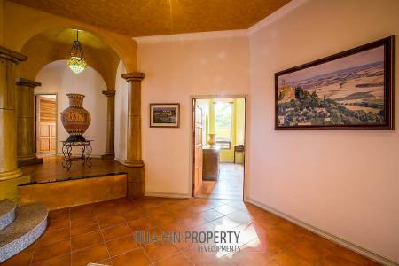 Large Tuscan Designed Pool Villa Close to Town