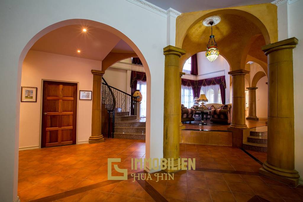 Große Pool Villa im toskanischen Stil in Stadtnähe
