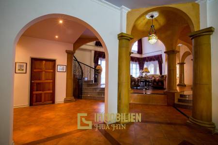 Große Pool Villa im toskanischen Stil in Stadtnähe