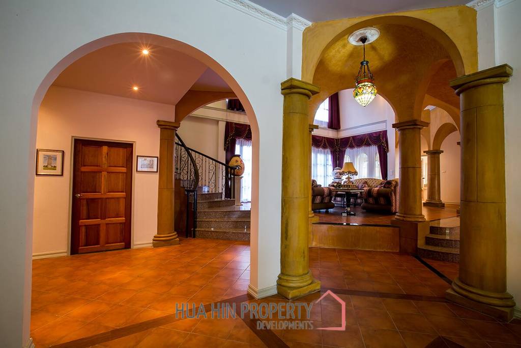 Large Tuscan Designed Pool Villa Close to Town