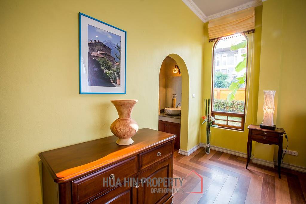 Large Tuscan Designed Pool Villa Close to Town