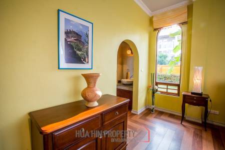 Large Tuscan Designed Pool Villa Close to Town