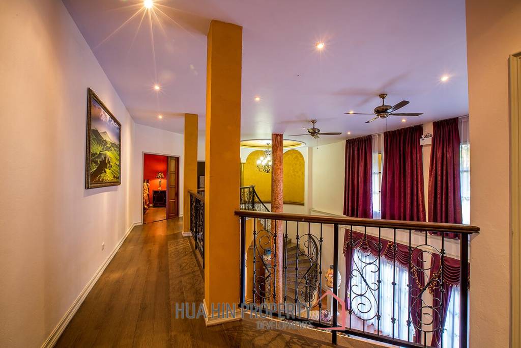 Large Tuscan Designed Pool Villa Close to Town