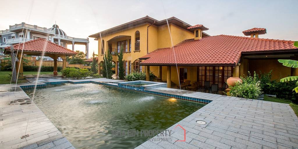 Large Tuscan Designed Pool Villa Close to Town