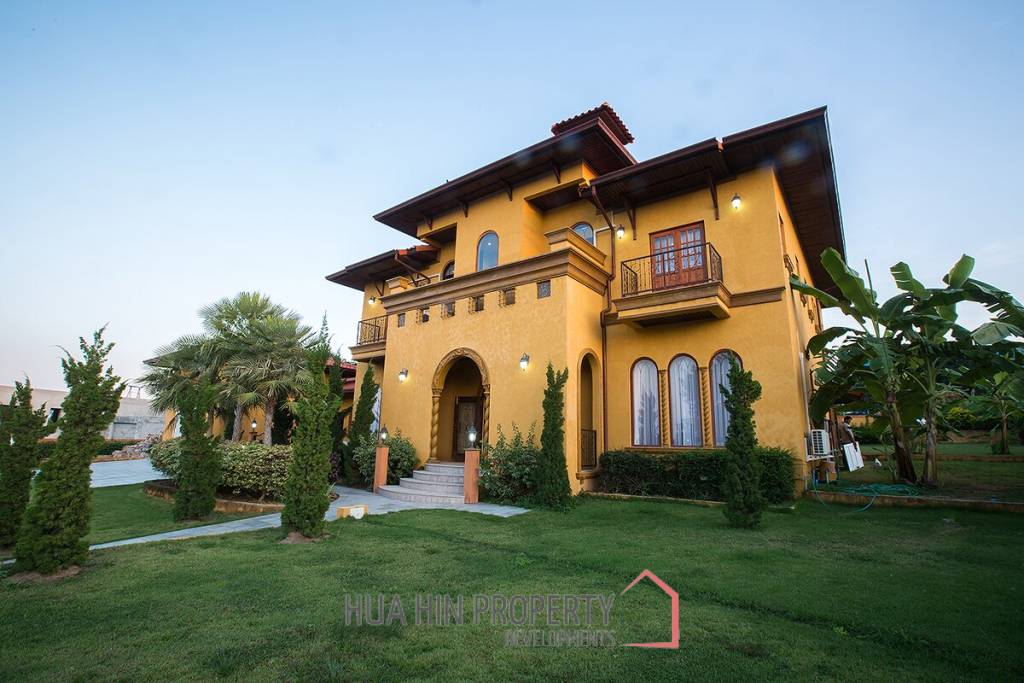 Large Tuscan Designed Pool Villa Close to Town