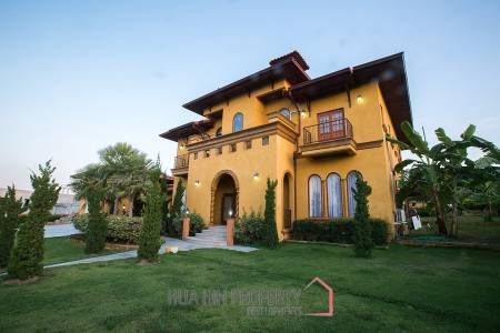 Large Tuscan Designed Pool Villa Close to Town