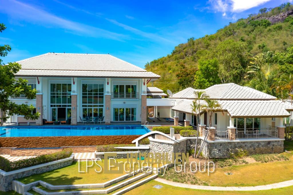 Stunning, 9 Bedroom Pool Villa on Golf Course